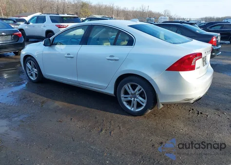 2015 Volvo S60 T5 Premier z USA, uszkodzony, nr VIN YV126MFK9F2337619